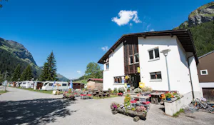 Camping Splügen - Eingang zum Campingplatz mit Blick auf die Berge