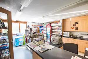 Camping Splügen - Innenansicht von dem Supermarkt auf dem Campingplatz