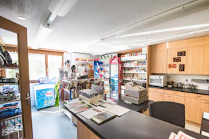 Camping Splügen - Innenansicht von dem Supermarkt auf dem Campingplatz