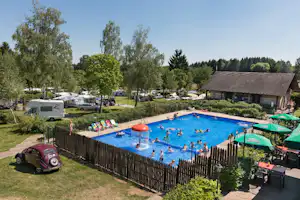 Camping auf Kengert - Campingplatzanlage mit Pool und Liegestühlen in der Sonne