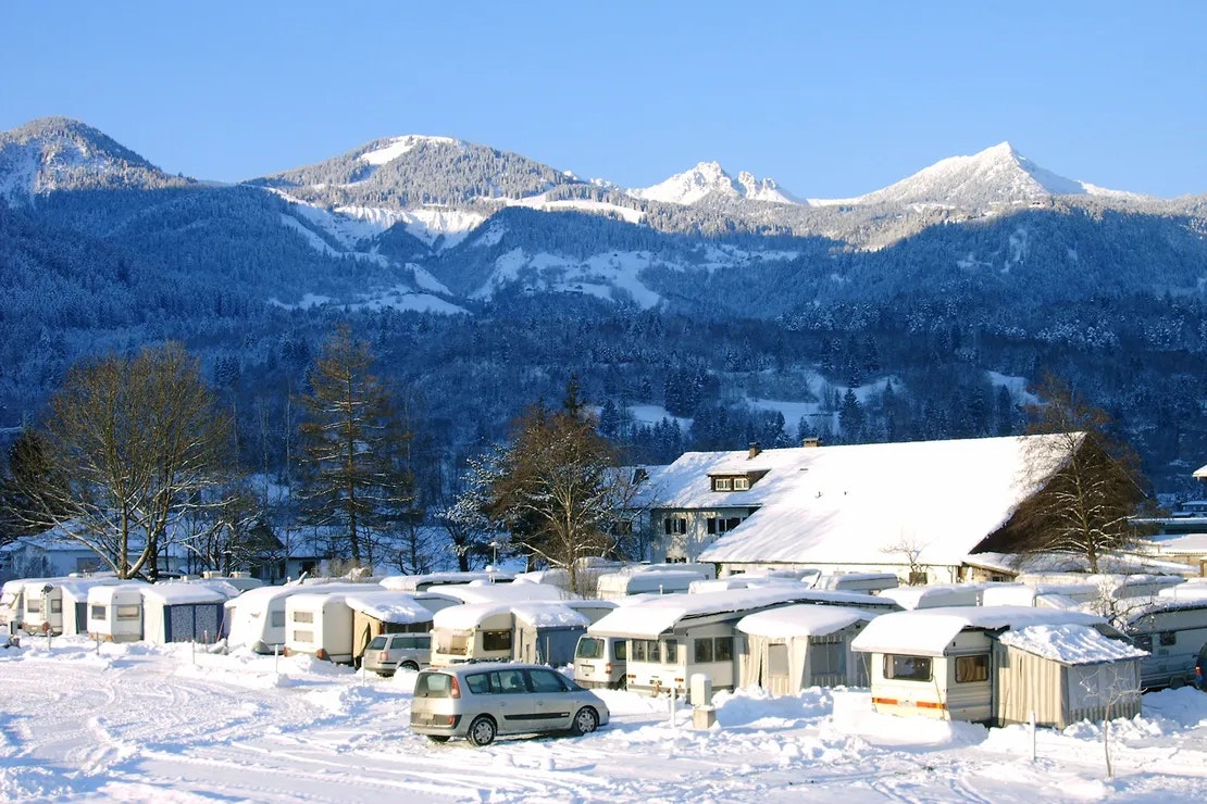 Camping Auhof - Blick auf den schneebedeckten Campingplatz im Winter