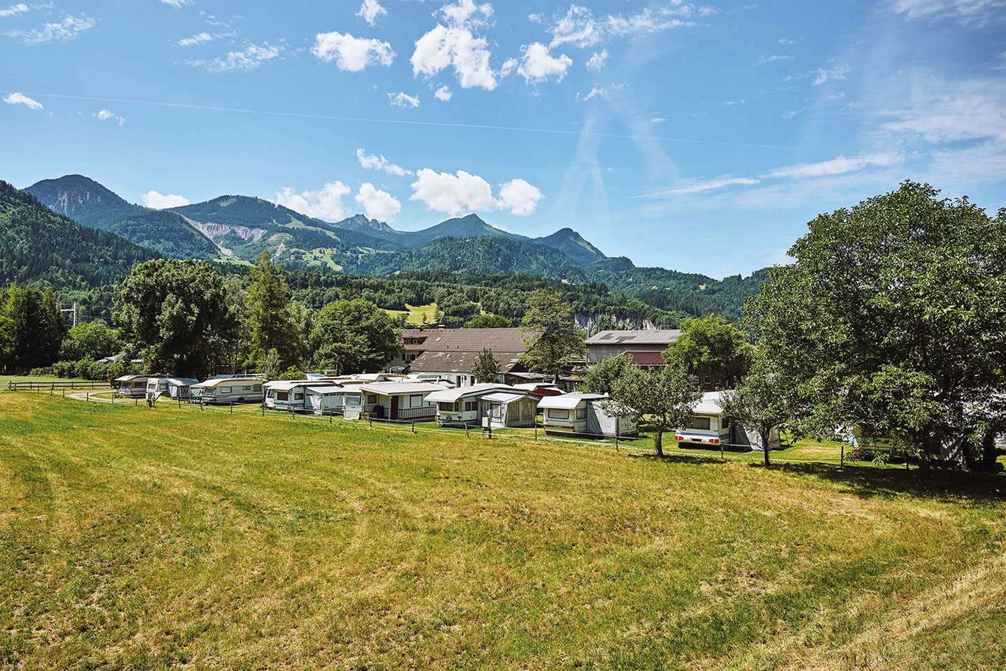 Camping Auhof - Blick auf die Stellplatzwiese auf dem Campingplatz