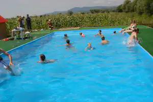 Camping Aurel Vlaicu - Camper im Pool vom Campingplatz