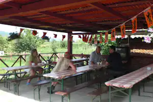 Camping Aurel Vlaicu - Camper sitzen auf überdachter Terrasse vom Campingplatz