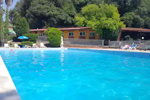 Camping Aurelia Club - Campingplatz mit Pool, Liegestühlen und Sonnenschirmen