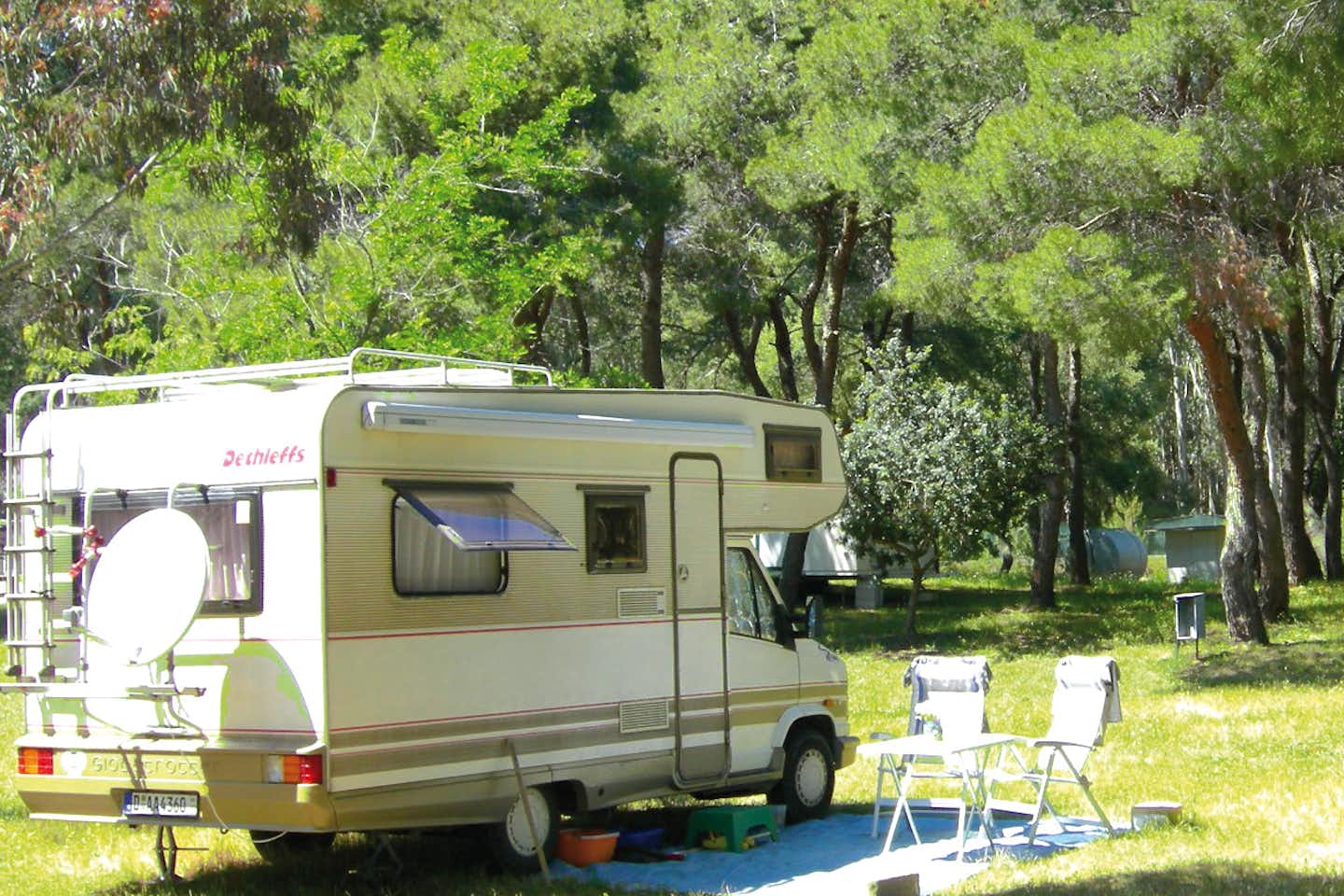 Camping Aurelia Club - Wohnmobil mit Sitzgelegenheiten davor