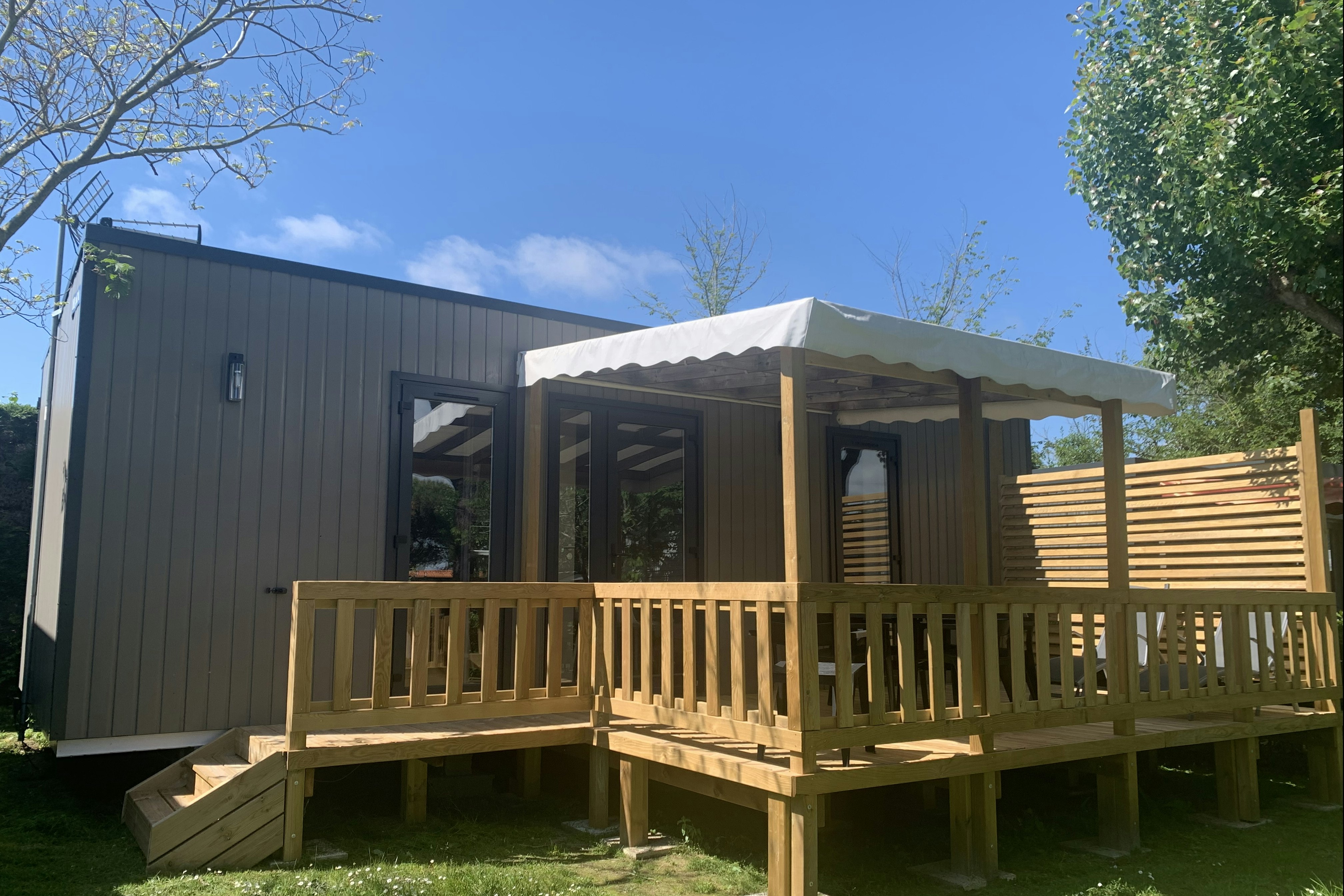 Camping Aux Coeurs Vendéens  - Mobilheim mit Terrasse auf dem Campingplatz