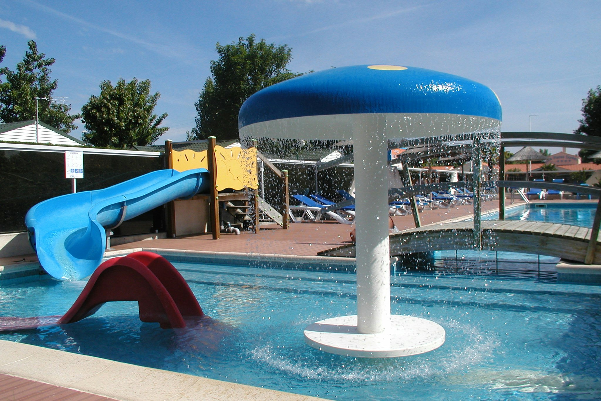 Camping Aux Coeurs Vendéens - Kinderbereich im Freibad mit kleiner Rutsche