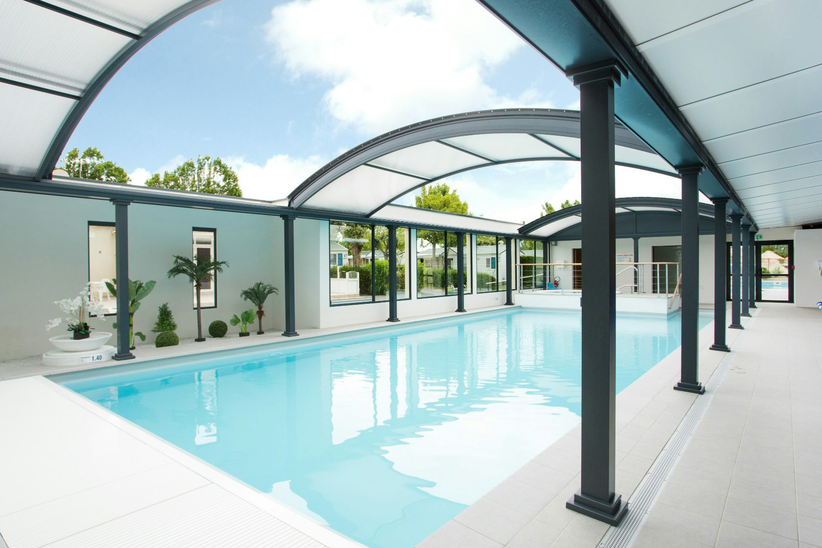 Camping Aux Coeurs Vendéens - Pool mit Überdachung auf dem Campingplatz