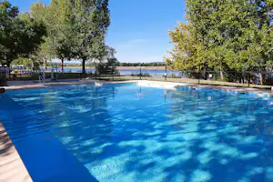 Camping Aux Rives du Soleil - Pool im Freien auf dem Campingplatz