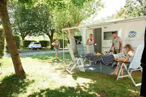 Camping Aux Rives du Soleil - Stellplatz im Halbschatten auf dem Campingplatz