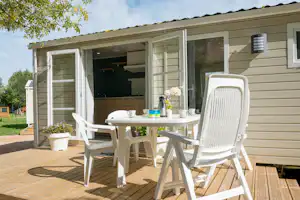 Camping Aux Rives du Soleil - Terrasse eines Mobilheims auf dem Campingplatz