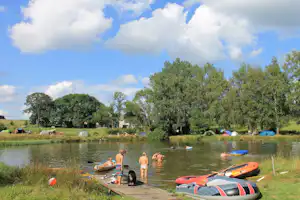 Camping Aux Sources de Lescheret -Gäste liegen auf dem See in der Sonne