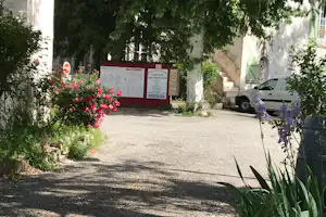 Camping Aux Tonneaux - Eingangsschild am Tor des Campingplatzes