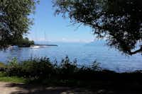 Camping Aux Vernes - Der Genfer See mit zwei Segelbooten darauf