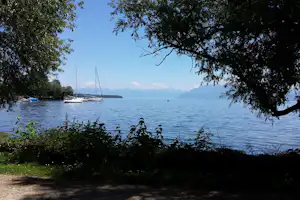 Camping Aux Vernes - Der Genfer See mit zwei Segelbooten darauf