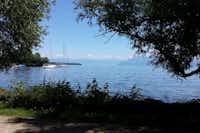 Camping Aux Vernes - Der Genfer See mit zwei Segelbooten darauf