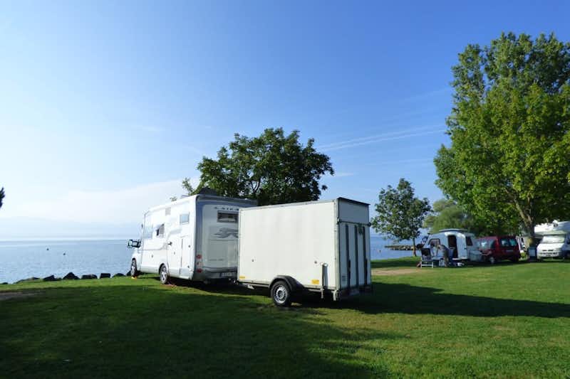 Camping Aux Vernes - Wohnmobil mit Anhang vor dem Genfer See