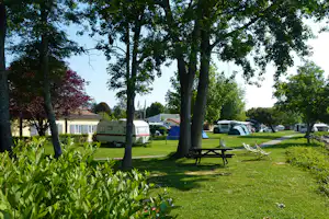 Camping Aux Vernes - Wohnwagen- und Zeltstellplatz im Grünen