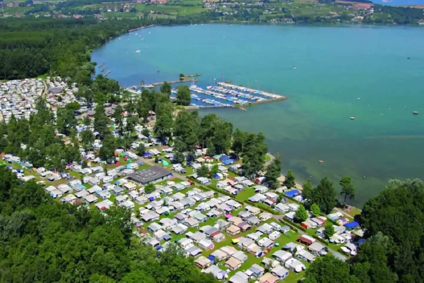 Camping Avenches Plage - Luftaufnahme des Campingplatzes