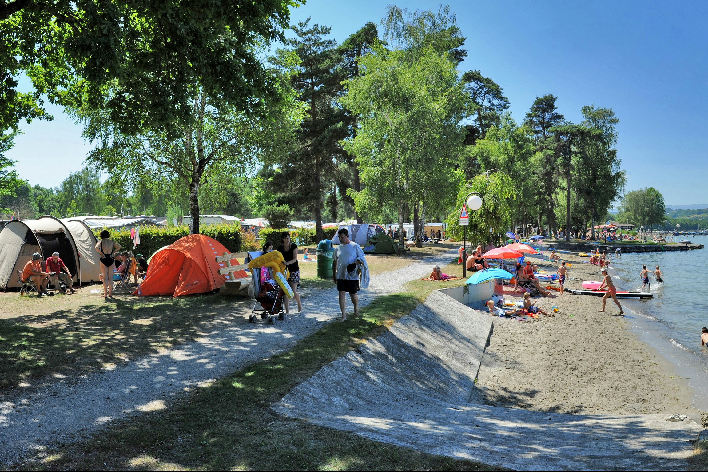 Camping Avenches Plage - Badestrand mit Bäumen beim Campingplatz 