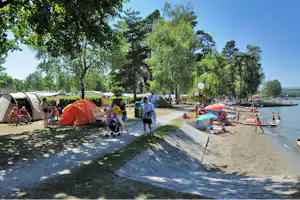 Camping Avenches Plage - Badestrand mit Bäumen beim Campingplatz