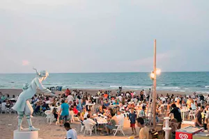 Camping Azul - Gästen in der Strandbar