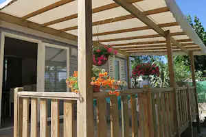 Camping Azul - Mobilheim mit Veranda im Grünen auf dem Campingplatz