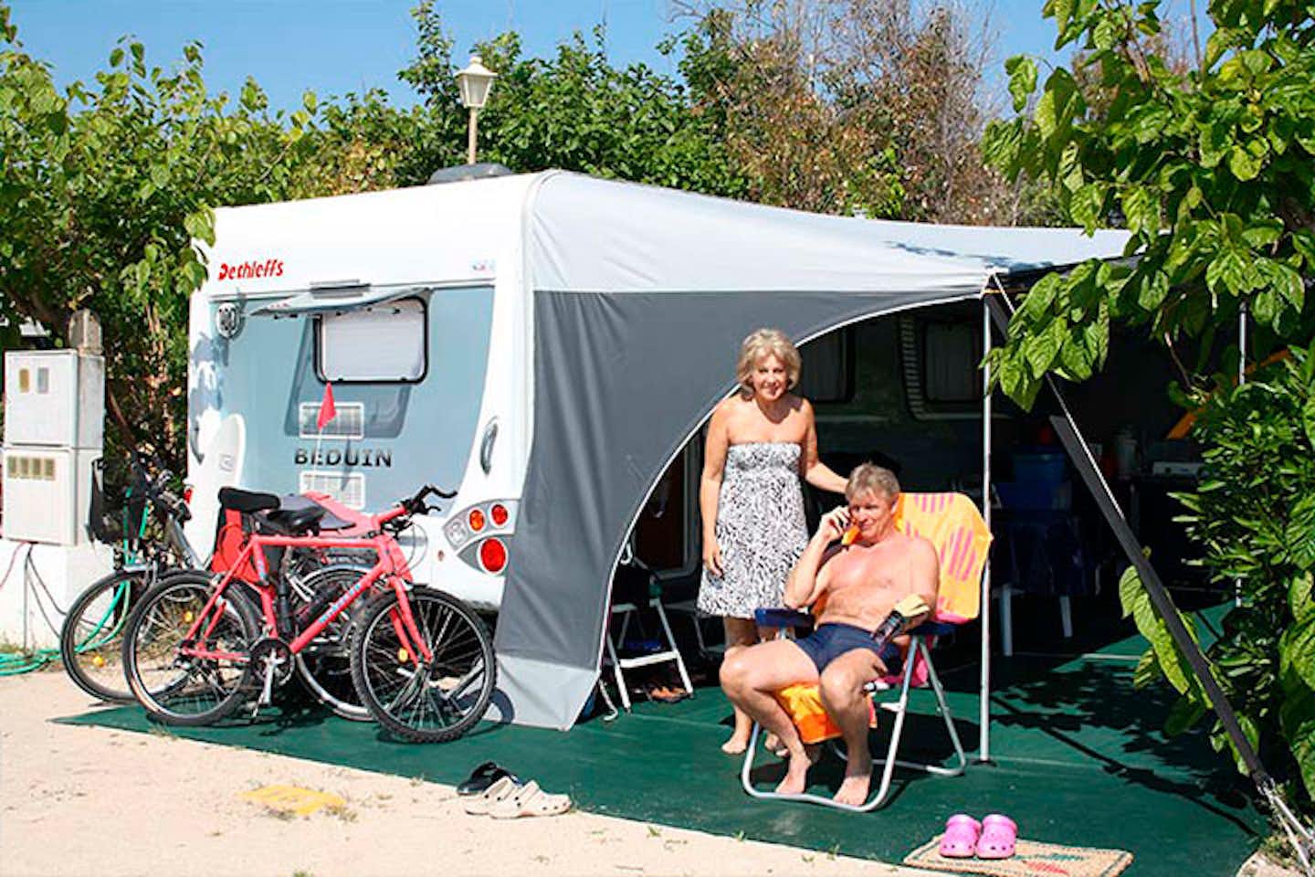 Camping Azul - Zeltplatz mit Gästen auf dem Campingplatz