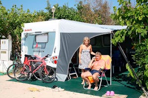 Camping Azul - Zeltplatz mit Gästen auf dem Campingplatz