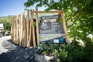 Camping Azun Nature - Eingang und Wegweiser des Campingplatzes
