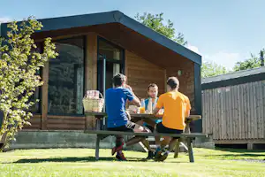 Camping Azun Nature - Gäste beim Frühstücken vor ihrem Mobilheim