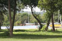 Camping Azu'Rivage - Blick vom Campingplatz auf den Teich und Boote