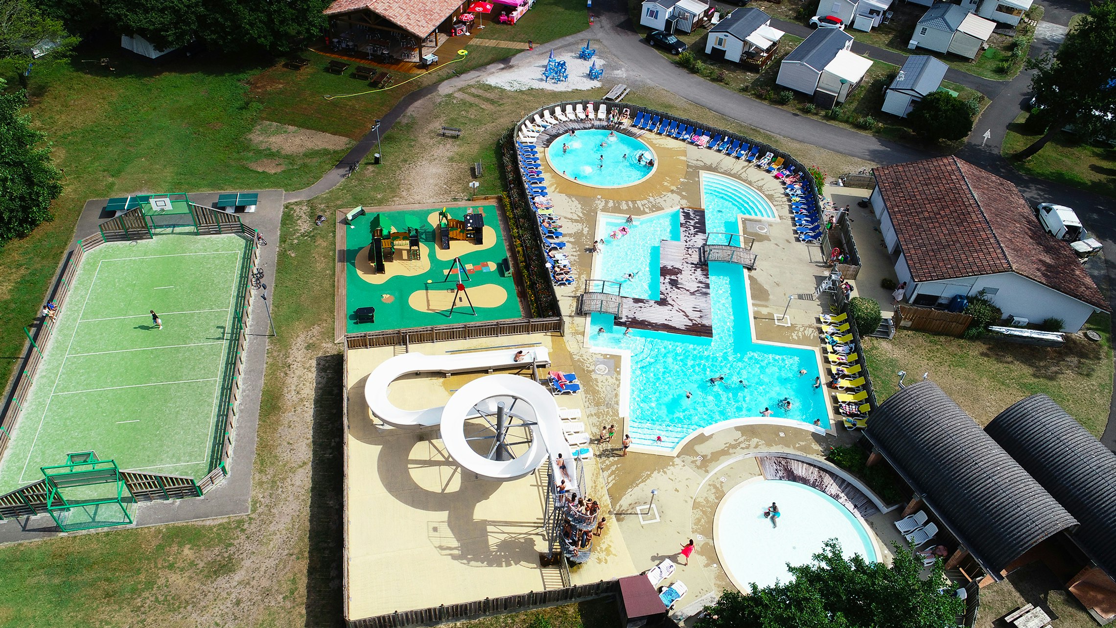 Camping Azu'Rivage - Luftaufnahme des Freibades und des Sportplatzes