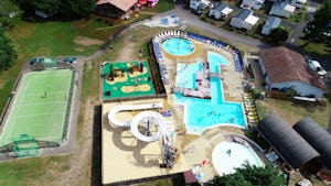 Camping Azu'Rivage - Luftaufnahme des Freibades und des Sportplatzes