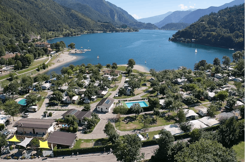 Camping Azzurro  - Luftaufnahme des Campingplatzes am See
