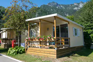 Camping Azzurro - Mobilheim mit Terrasse auf dem Campingplatz