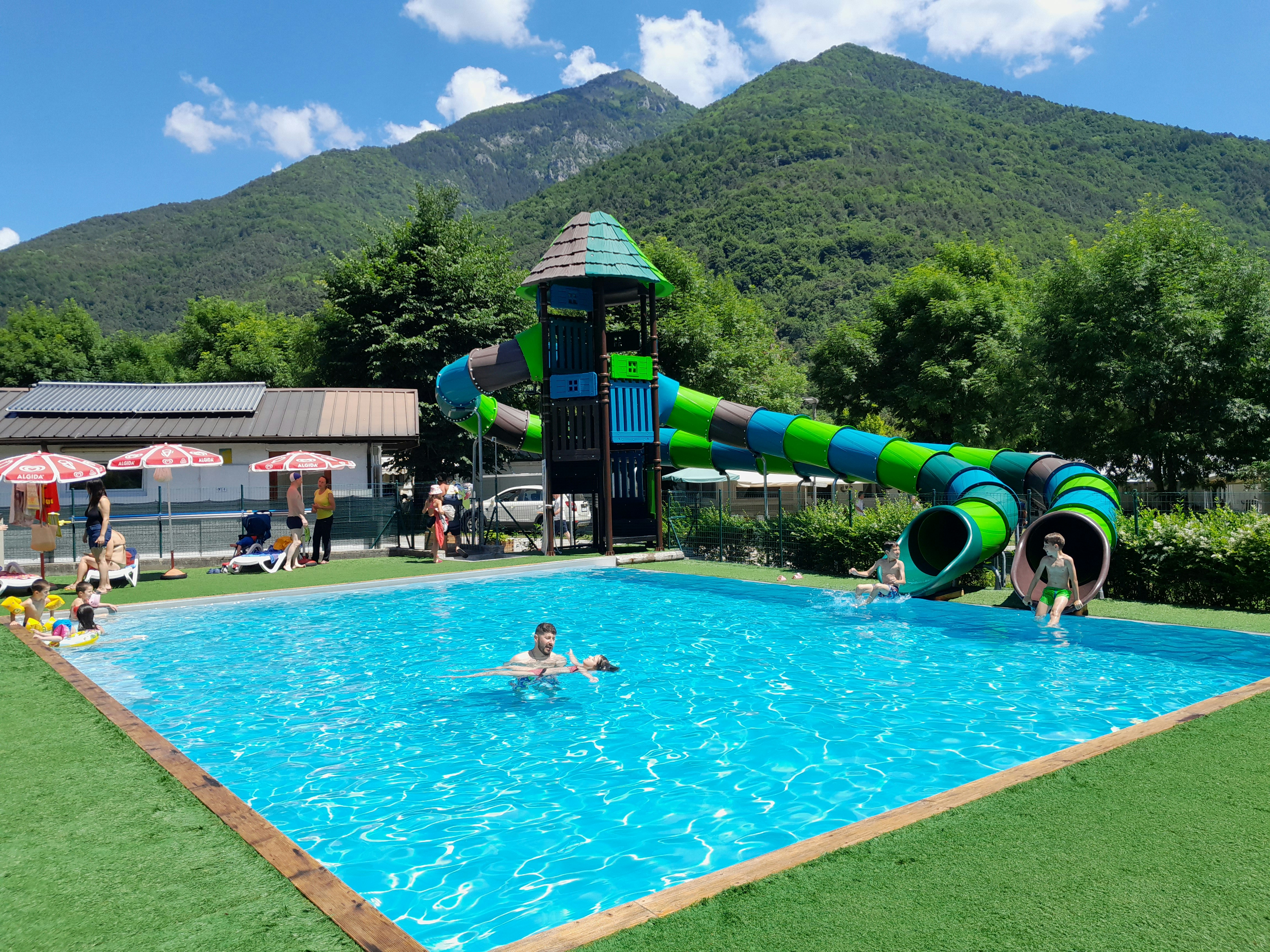 Camping Azzurro - Freibad mit Rutschen auf dem Campingplatz