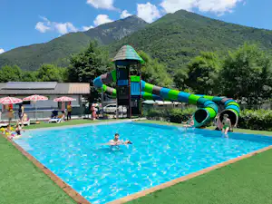 Camping Azzurro - Freibad mit Rutschen auf dem Campingplatz