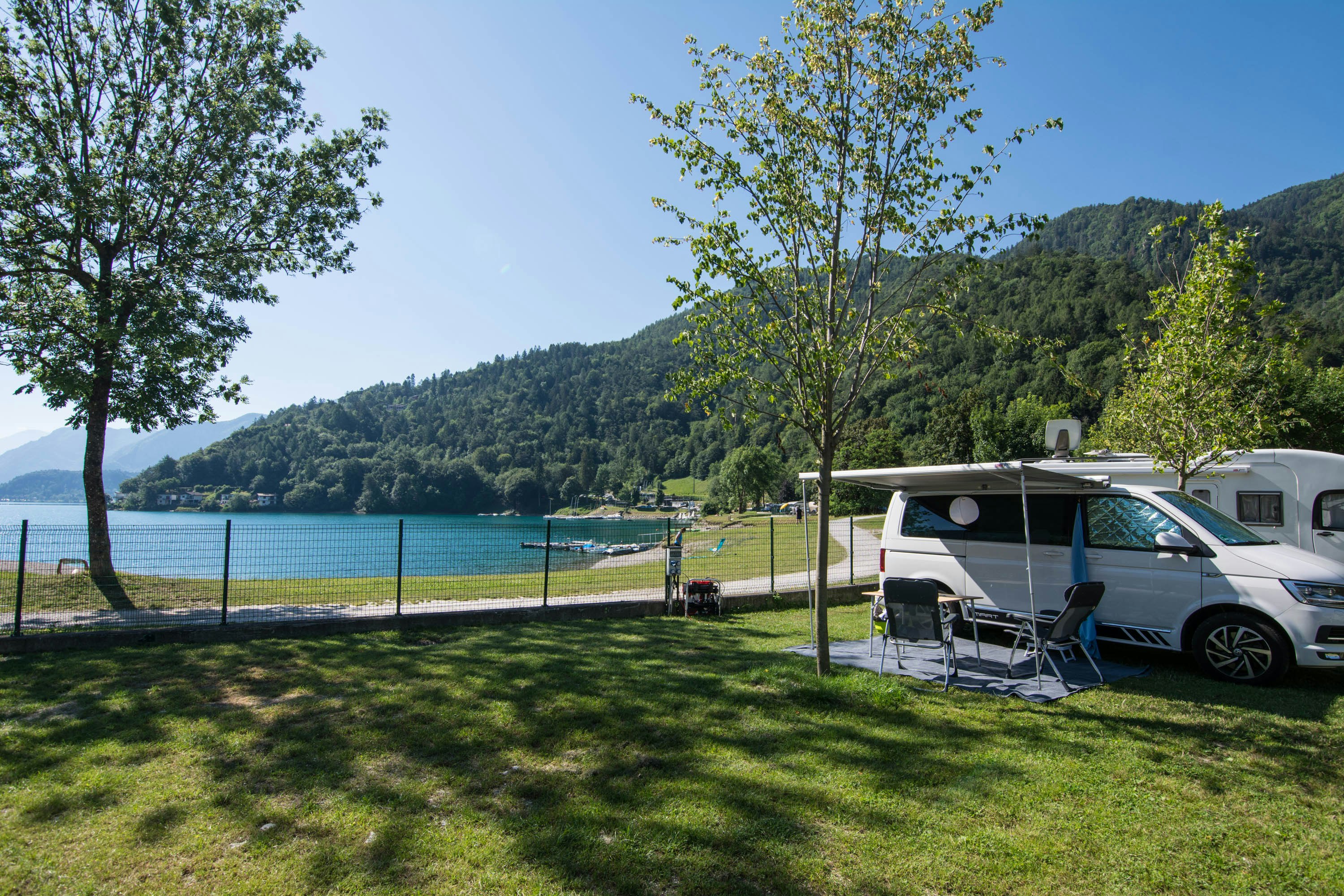 Camping Azzurro - Standplatz mit Seeblick
