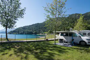 Camping Azzurro - Standplatz mit Seeblick