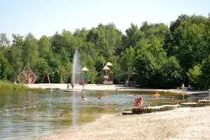 Camping Baalse Hei - Spielplatz am Strand umgeben von Bäumen mit Zugang zum Wasser