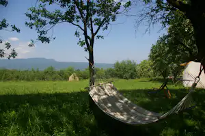 Camping Babou Maramures - Hängematte im Schatten der Bäume mit Blick auf die Berge