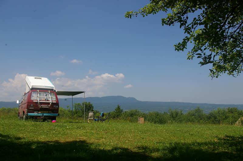 Camping Babou Maramures - Wohnmobilstellplätzen auf der Wiese mit Blick auf die Berge