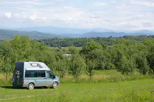 Camping Babou Maramures - Wohnmobilstellplatz im Grünen mit Blick auf die Berge
