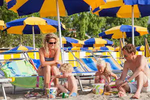 Camping Baciccia - Eine Familie spielt am Strand.