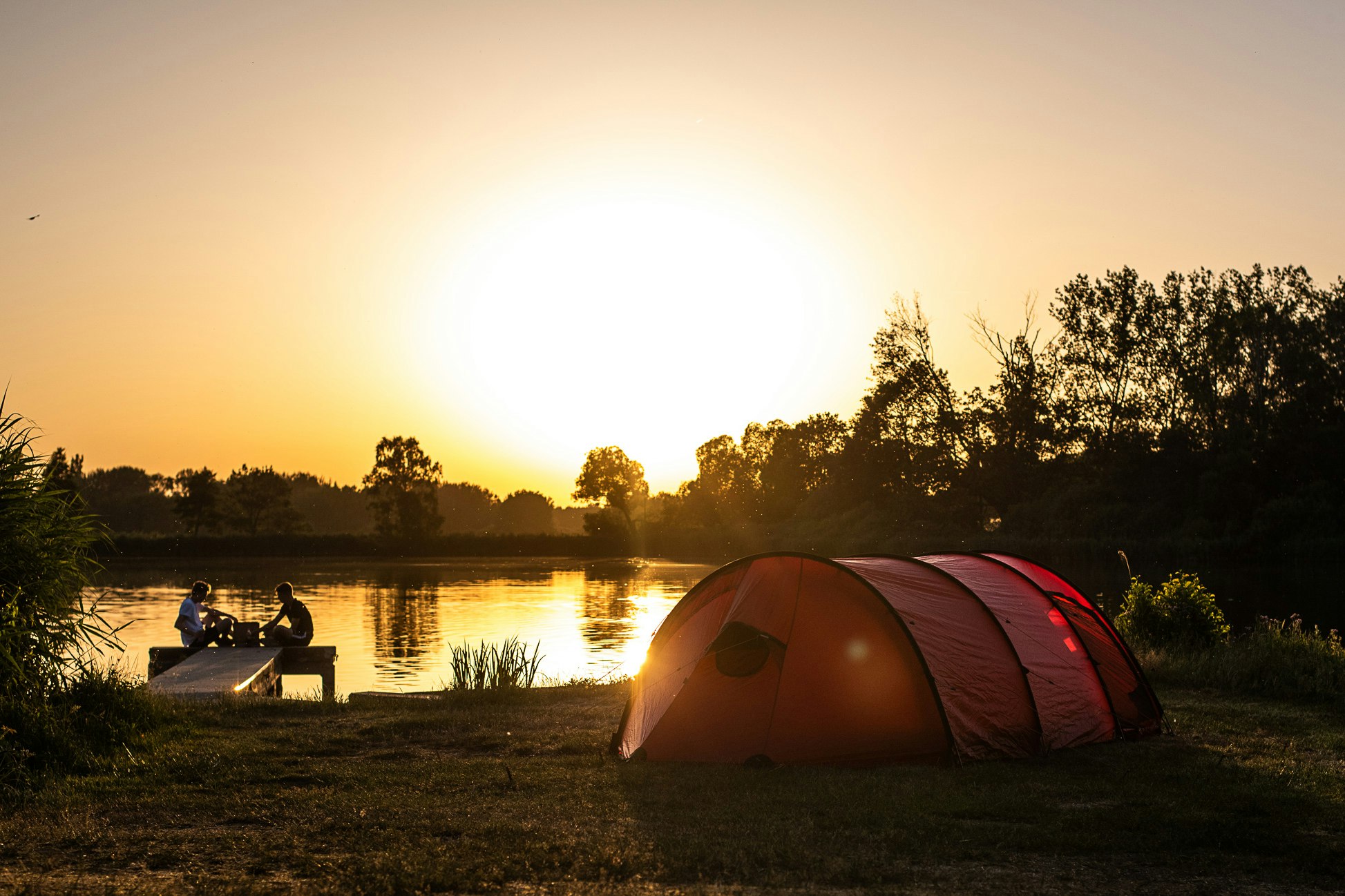 Camping Bad Sonnenland - Zeltplatz am Wasser bei Sonnenuntergang
