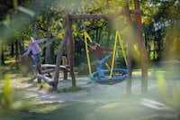 Camping Bad Sonnenland - kinderspielplatz im Schatten der Bäume