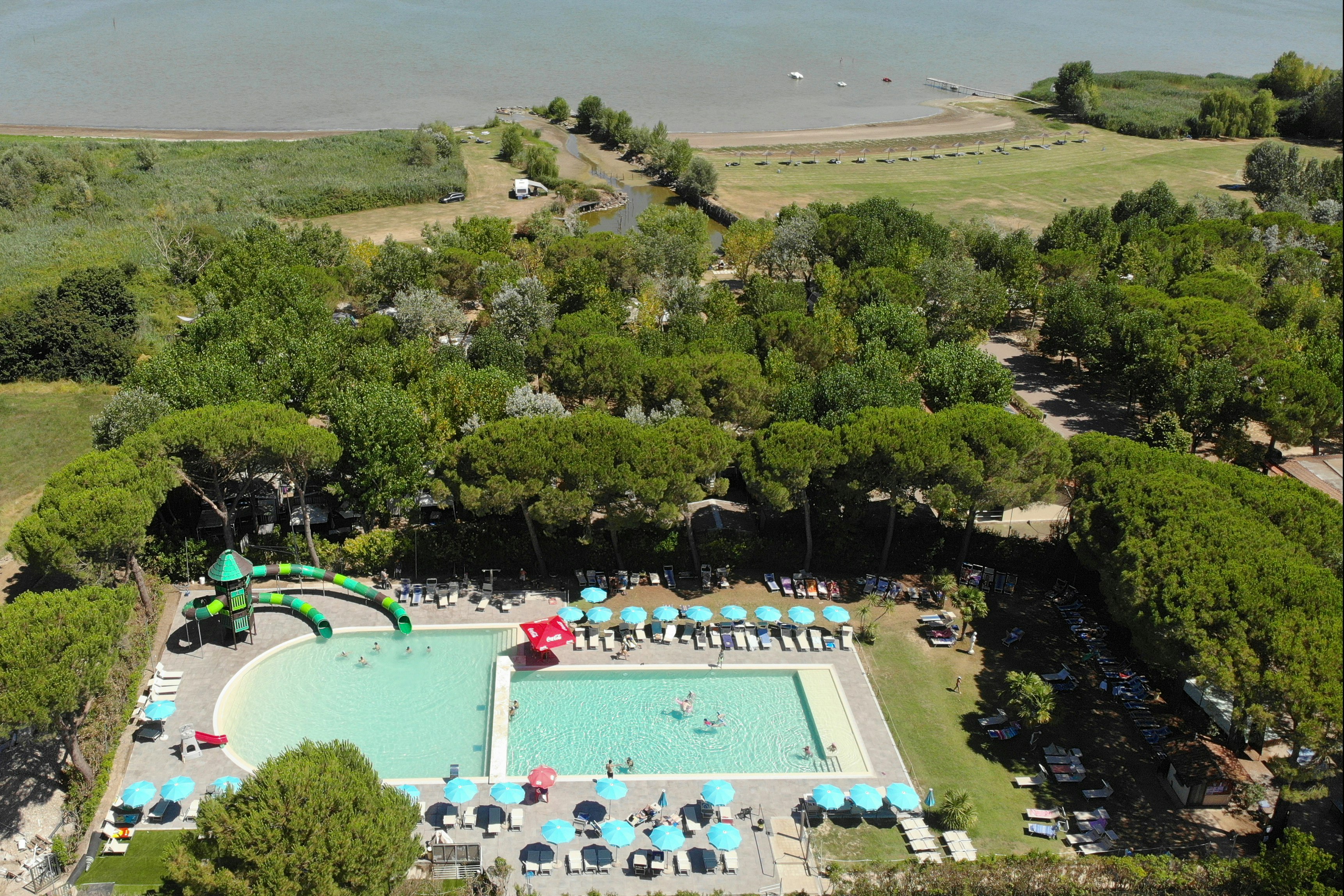 Badiaccia Camping Village Trasimeno  Camping Badiaccia - Poollandschaft und Strand aus der Vogelperspektive