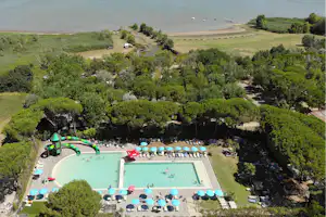 Badiaccia Camping Village Trasimeno Camping Badiaccia - Poollandschaft und Strand aus der Vogelperspektive